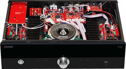 Advance Paris X-i75 schwarzer Stereo-Hi-Fi-Verstärker, offene Draufsicht, die die roten internen elektronischen und mechanischen Komponenten zeigt