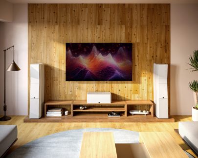 Soggiorno moderno con parete in legno, mobile TV, altoparlanti e schermo che mostra forme astratte colorate, vista frontale