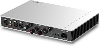 Matrix Audio Element P2 zilverkleurige aluminium eindversterker, driekwart achteraanzicht, zwarte achterpaneel met RCA- en XLR-ingangen, rood/zwarte luidsprekerterminals, IEC-netvoedingsaansluiting en grote zijdelingse ventilatieroosters