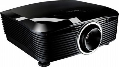 Černý videoprojektor Optoma HD87, pohled z levé přední strany, objektiv vpravo, ventilační mřížky na boku
