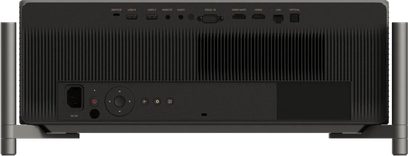 Czarny projektor XGIMI Titan widziany od tyłu z dużymi bocznymi nóżkami i licznymi portami USB, HDMI, LAN i audio