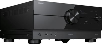 Yamaha RX-A6A fekete házimozi erősítő, elölnézet, előlapon gombokkal, tekerőgombbal, USB portokkal és fejhallgató-csatlakozóval