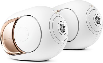 Trei boxe wireless conectate Devialet Phantom I 108 DB Gold în finisaj auriu, văzute din față, una lângă alta