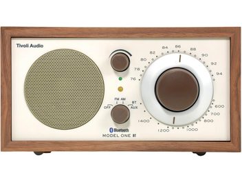 Ράδιο επιτραπέζιο Tivoli Model One BT σε καρυδί με μπεζ πρόσοψη, με μεγάλο στρογγυλό ηχείο και μεγάλη εμπρόσθια ρόδα συντονισμού
