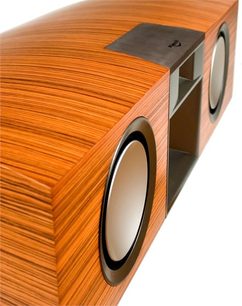 Klipsch P27C naturlig træåret center højttaler, tæt sidevinklet billede der viser højttalerne og bas-refleks porten