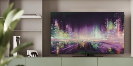 Flachbildfernseher in einem Wohnzimmermöbel, violettes und grünes Bild einer futuristischen Stadt, Frontalansicht