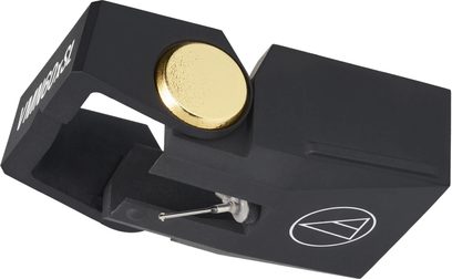 Diamant til Audio Technica AT-VMN60xSL pladespiller, mat sort plastikhus med gylden cirkulær indsats, hvidt trekantet logo på fronten og synlig sølvfarvet cantilever, skrå visning