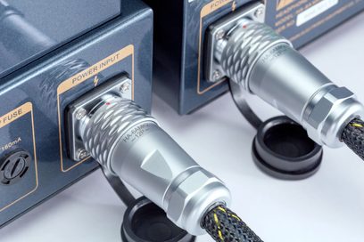 Černý sluchátkový předzesilovač Cayin HA-6A MK2, kovové šasi, zadní pohled na POWER INPUT a stříbrné napájecí konektory