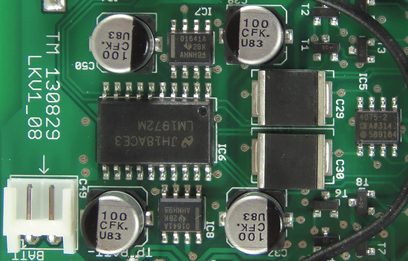 Žalia spausdintinė plokštė su elektroninėmis detalėmis, įskaitant elektrolitinius kondensatorius ir integrinius lustus