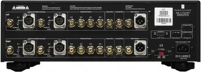 Stereo předzesilovač Parasound Halo JC2 černý, pohled zepředu, 2 řady po 6 zlatých otočných knoflících, vzadu XLR a RCA konektory