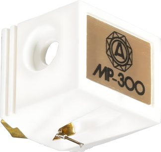 Plastový bílý vinylový platinový diamant Nagaoka JN-P300 s béžovým štítkem s černým nápisem MP-300 a viditelným zlatým kovovým cantileverem, detailní pohled z levého předního tříčtvrtečního úhlu