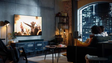 Ansicht einer Soundbar und Rear-Lautsprechern in einem Wohnzimmer