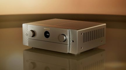 Marantz Model 30 integreret forstærker i sølv, set fra trekvart vinkel, to drejeknapper og centralt cirkulært display