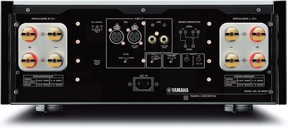 Yamaha M-5000 Leistungsverstärker in Schwarz, Frontansicht, Anschlüsse und Bedienelemente auf der Frontplatte, zwei Pegelanzeigen mit Nadelwertanzeige
