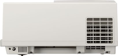 Bílý videoprojektor Mitsubishi FL6900U, pohled zepředu, ventilační mřížka vpravo, ovládací panel vlevo