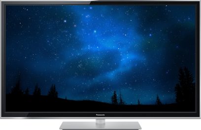 Panasonic TX-P65ST60E-fladskærm, der viser en mørkeblå, stjernebestrøet himmel over en mørk nåletræsskov