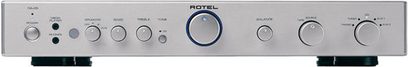 Rotel RA-05 stereo hi-fi forstærker, forsiden i sølvfarve, frontvisning, knapper og lydstik