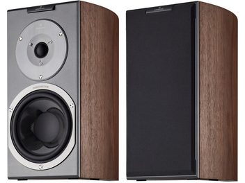 Enceinte bibliothèque AudioVector R1 Signature noyer, vue de face, haut-parleurs argentés, tweeter rond, boîtier bois foncé