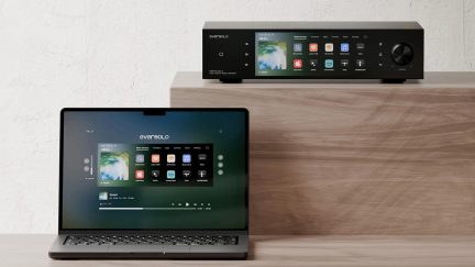 Leitor de rede EverSolo DMP-A8 Gen 2 preto com ecrã tátil, interface musical apresentada num computador portátil