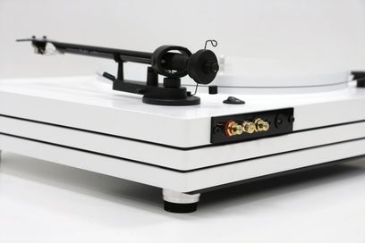 New Horizon 203 witte platenspeler met VM520EB-element, witte afwerking, bovenaanzicht, tonarm met element, bediening