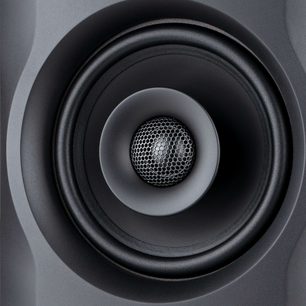 Enceinte amplifiée Fluid Audio FX50, vue rapprochée de face du haut-parleur circulaire noir dans un boîtier noir mat