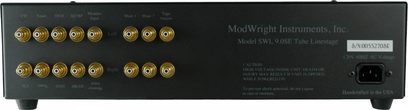 ModWright SWL9.0SE Rør LineStage forstærker, sort frontpanel med 16 forgyldte RCA-stik og en kontakt, set forfra