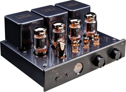 Integrovaný stereo elektrónkový zosilňovač Cayin MT50 Plus KT88 čierny, saténovo čierne kovové šasi s čelným panelom z brúseného kovu, tri kockové kryty transformátorov vzadu, šesť viditeľných žiarivých elektrónok na vrchu, kruhové podsvietené okienko a dva veľké otočné gombíky na prednom paneli, pohľad z predného trojštvrťového uhla