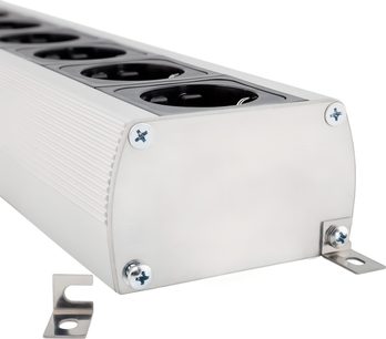 Multipresa Supra MainBlock MD06-EU/SP MK3 bianca, 6 prese, vista prospettica dall'alto, viti argentate alle estremità