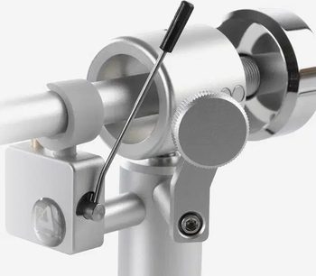 Hi-fi pladespiller ClearAudio Pack Concept Edition sølv, nærbillede af den sølvfarvede metalarm med modvægt og løftearm