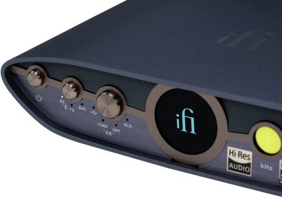 Безжичен предавател iFi Audio Zen blue 3, преден изглед, 3 кръгли метални бутона, централно табло с надпис "iFi"