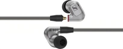 Sennheiser IE 900 in-ear hovedtelefoner med metalhuse og grå kabel, set fra siden på hvid baggrund