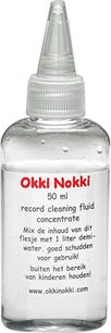 50 ml gennemsigtig plastikflaske med Okki Nokki Record Cleaning Fluid vinylrensevæske, med hvidt låg og rød etiket