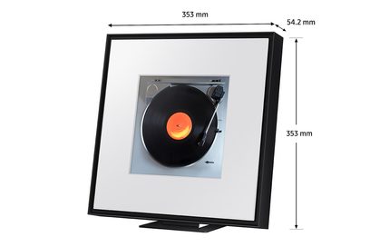 HW-LS60D/XE, set forfra, sort og hvid firkantet ramme, centralt plateau med sort vinylplade, orange center, synlig tonearm