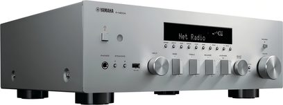 Yamaha R-N600A stereo hi-fi-forstærker i sølvaluminium, 3/4 forfra højre visning, stort volumenknap, 6,35 mm hovedtelefonudgang og USB