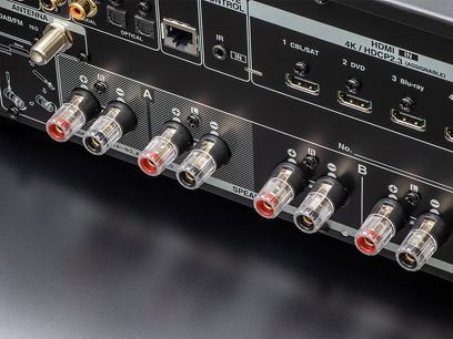 Connettori audio e HDMI dell'amplificatore hi-fi stereo Denon DRA-800H nero, vista ravvicinata del pannello posteriore