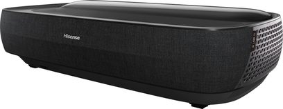 Hisense 100L9HD projektor, set i perspektiv, front i sort stof, sider i perforeret sort plastik