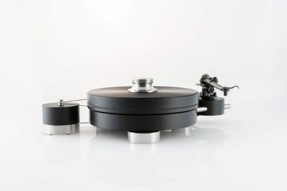 Transrotor Max Nero RB880 hi-fi vinylplatespiller i svart og sølv aluminium, sett forfra, med massivt, matt sirkulært tallerken, sideplassert tonearm og ekstern sylinderformet motor koblet med reim