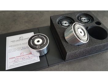 Τρία μαύρα κεραμικά αντικραδασμικά υποστηρίγματα Franc Audio Accessories σε γκρι αφρώδη βάση, άποψη από πάνω
