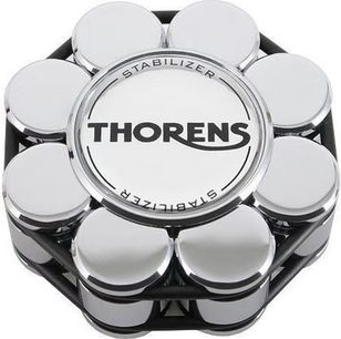 Prensa para prato de toca-discos Thorens Estabilizador cromado, vista superior, superfície circular central com texto preto, contornos compostos por vários elementos cilíndricos brilhantes conectados por uma estrutura preta
