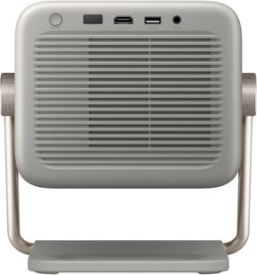 Βιντεοπροβολέας Hisense M2 PRO σε ανοιχτό γκρι πλαστικό, πίσω όψη με μεγάλη οριζόντια γρίλια αερισμού, κουμπί λειτουργίας και θύρες HDMI, USB 3.0 και DC, τοποθετημένος σε μεταλλική σωληνωτή βάση σε απόχρωση σαμπάνιας