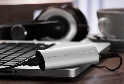 Meridian Explorer sølv DAC-lydkonverter set forfra, tilsluttet en bærbar computer via USB-kabel