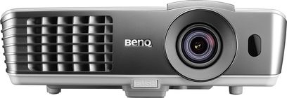 Benq W1070+ Videoprojektor in metallgrauer Farbe, Frontansicht, schwarzes Gitter vorne, Objektiv in der Mitte, Tasten oben