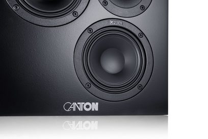 Černý vestavný nástěnný reproduktor Canton Atelier InWall 3, detailní čelní záběr na kulaté měniče a bílé logo Canton