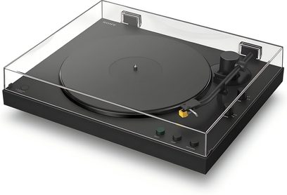 Siyah Sony PS-LX5BT pikap, üç çeyrek açıdan görünüm; şeffaf kapak kapalı, kol ve düğmeler görünür