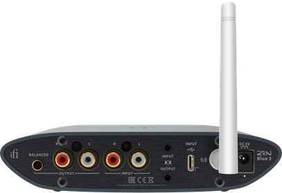 Безжичен предавател iFi Audio Zen Blue 3, задна гледна точка, RCA конектори, USB вход, балансиран изход, бяла антена