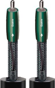 To grønne Audioquest Earth RCA-lydkabler med metalstik, set forfra, side om side, lodret