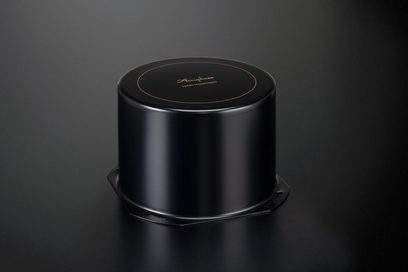 Integrert hi-fi stereoforsterker Accuphase P-4600, sett ovenfra, svart sylinder, glatt overflate, heksagonal base, gyllen tekst