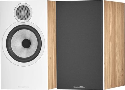 Bowers & Wilkins 606 S3 Regallautsprecher, Gehäuse in hellem Eichenholz, schwarze Lautsprecher, 3/4-Ansicht