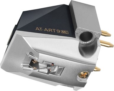 AT-ART9 vinylpladespiller, set fra en 3/4 bagfra vinkel, metallisk gråt kabinet, sort tonarm, diamantspids, guldfarvet modvægt og løftearm