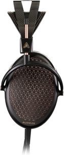 Auriculares hi-fi con cable abiertos Audeze CRBN2, vista frontal, rejilla circular negra, diadema de fibra de carbono, cable visible